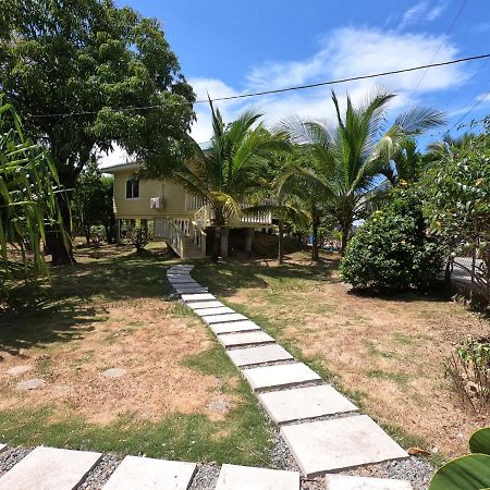 Single-Family Home With Gated Tropical Yard 西区 外观 照片